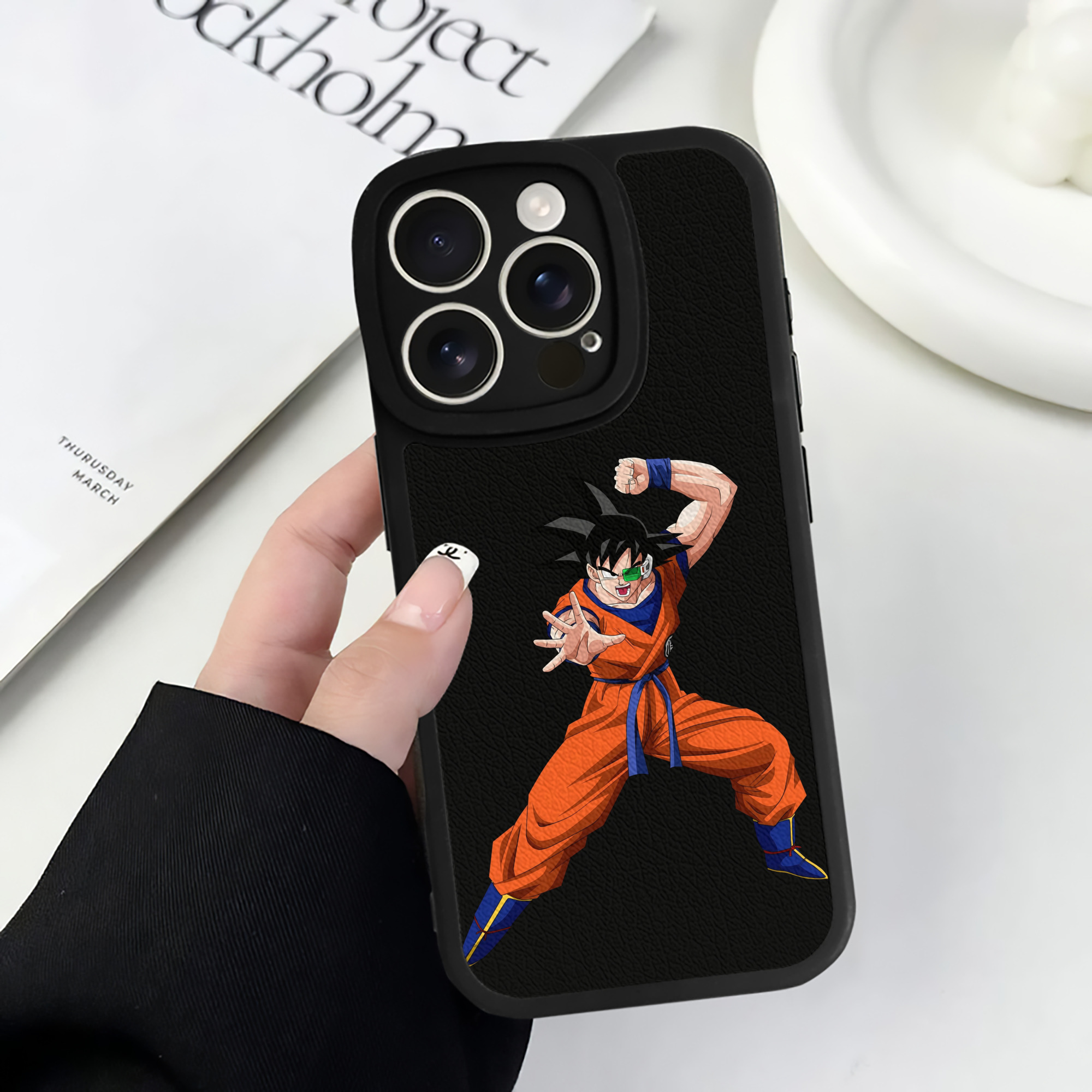 （画像用） ドラゴンボール 孫悟空（そん ごくう）Son Goku カカロット DRAGON BALL Kakarotto 【iPhone 16シリーズ対応】シリコンスマホケース（レザー調） 材質：シリコン